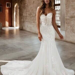 Elegant White Strapless Wedding Dress
